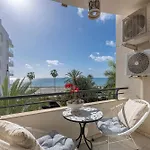 公寓 Cozy & Comfy Seaside Retreat In
