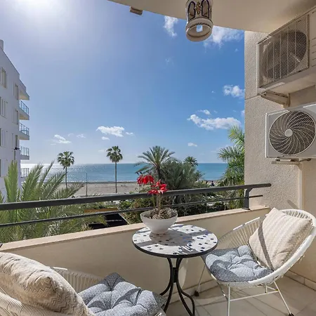 Appartement Cozy & Comfy Seaside Retreat In